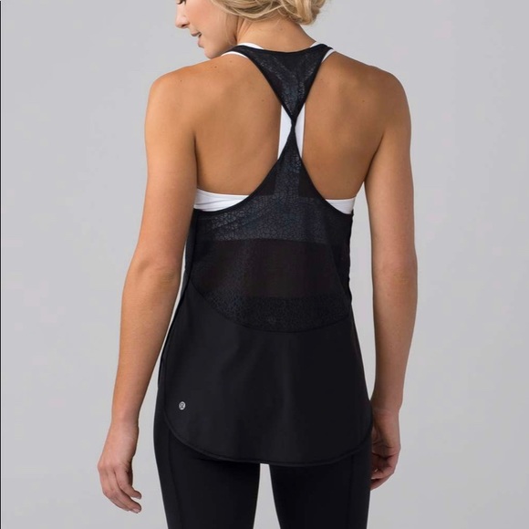Black lululemon twist and train tank top - Picture 6 of 7